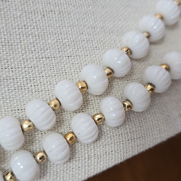 WHITE ACRYLIC BEAD NECKLACE WITH GOLD TONE SPACERS HONG KONG - Picture 3 of 5